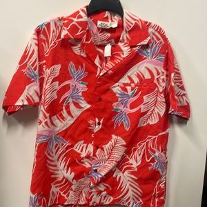 Vintage Hilo Hattie’s Hawaiian shirt. Excellent condition like new. Great colors